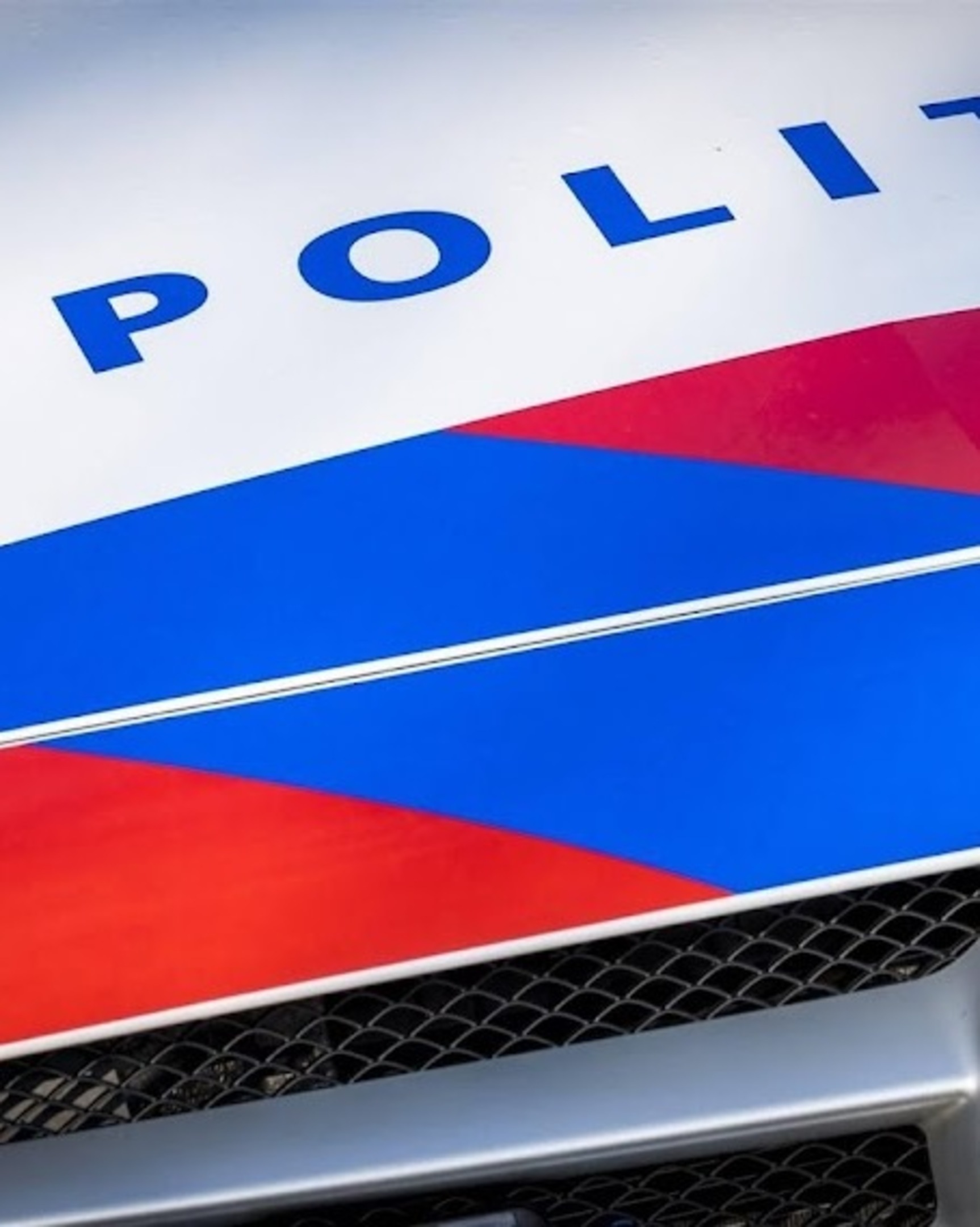 ROTTERDAM - Een nieuwe politieauto staat bij het Politiedienstencentrum. In het nieuwe ontwerp zijn de strepen twee keer zo breed en hoger geplaatst. Ook de kleuren zijn aangepast, zo is de oranje streep van de politie en marechaussee naar rood veranderd. 
ANP LEX VAN LIESHOUT